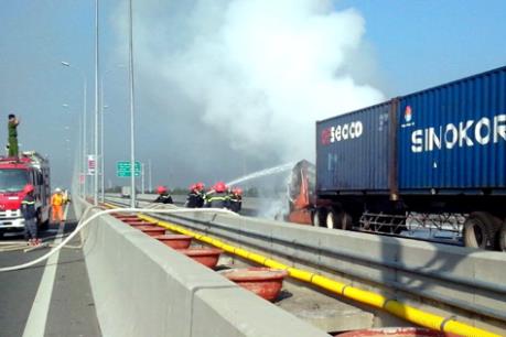 Cháy xe container trên cao tốc TP Hồ Chí Minh-Long Thành-Dầu Giây