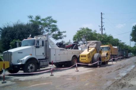 Thái Bình: "Giải cứu" 3 xe công vụ khỏi vòng vây của xe lu và máy xúc