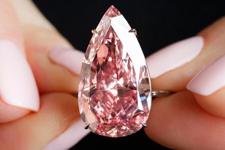 Viên kim cương hồng “Unique Pink” được bán với giá cao kỷ lục