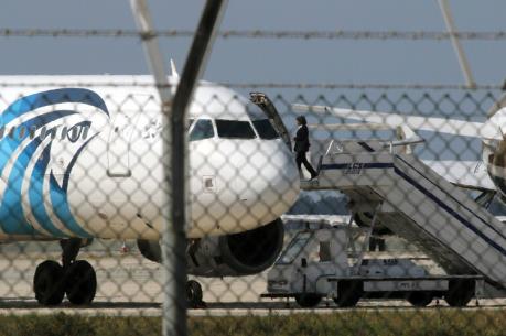 Máy bay Ai Cập mất tích: EgyptAir công bố quốc tịch hành khách