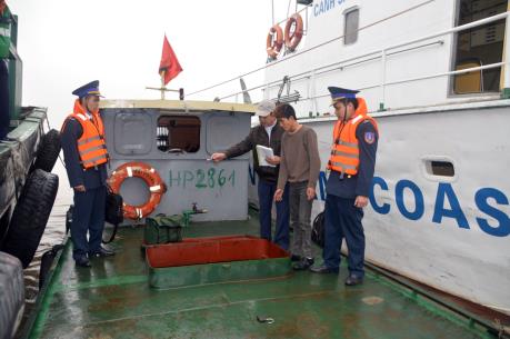 Tạm giữ phương tiện chở 2,1 triệu lít xăng thiếu chứng từ