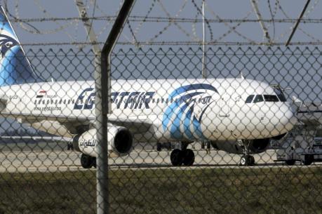 Máy bay Ai Cập mất tích: Phát hiện áo phao trôi nổi trên biển Địa Trung Hải