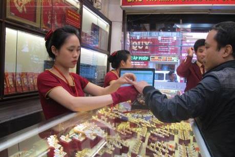 Giá vàng chiều 17/8 tiếp tục đi xuống