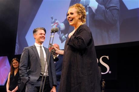 "Họa mi" Adele được vinh danh Nghệ sĩ của năm tại lễ trao giải Ivor Novello
