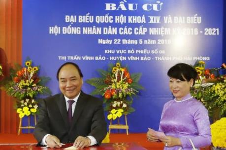 Thủ tướng Nguyễn Xuân Phúc bỏ phiếu bầu cử  tại huyện Vĩnh Bảo, thành phố Hải Phòng