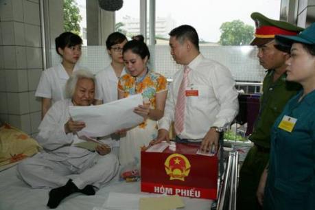 Cảm động những lá phiếu ngay tại giường bệnh