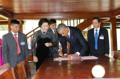Tổng thống Barack Obama tới thăm Khu di tích Chủ tịch Hồ Chí Minh