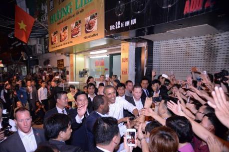 Tổng thống Obama thưởng thức món bún chả nổi tiếng Hà Thành