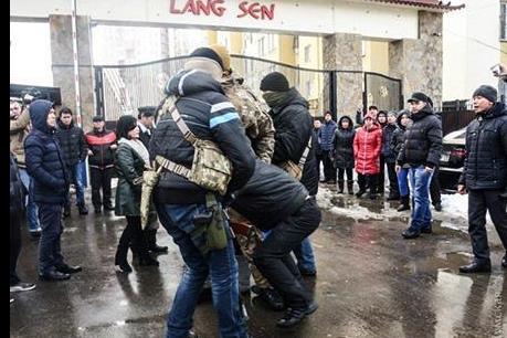 Người Việt tại Ukraine bị khám xét và tịch thu tài sản vô cớ