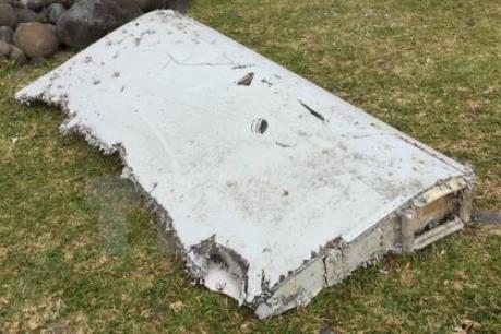 Phát hiện thêm ba mảnh vỡ nghi là của MH370