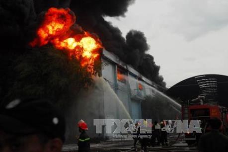 Cháy lớn tại kho hàng Công ty nệm Vạn Thành