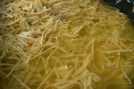 Quảng Ninh bắt giữ 900 kg măng chua, dưa muối nhập lậu