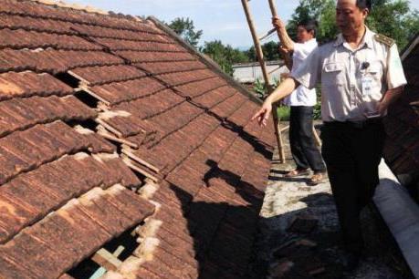 Nhà dân bị tốc mái nghi do tàu bay hạ cánh