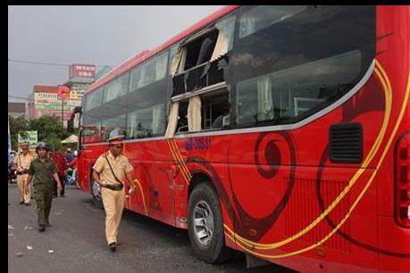 An Giang: Xe khách giường nằm lao xuống miệng cống