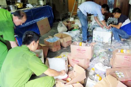 Phát hiện cơ sở sản xuất nước đóng chai, nước mắm và giấm giả