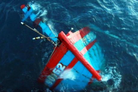 Nguyên nhân tàu cá vỏ gỗ nhất lớn miền Trung bị nạn khiến 2 người mất tích