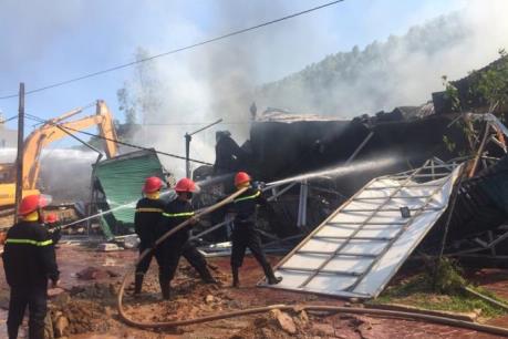 Siêu thị đồ gia dụng bốc cháy dữ dội