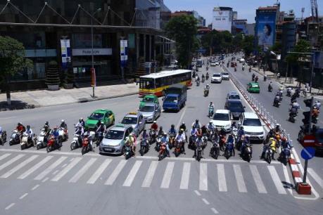 Người dân gồng mình chống chọi với nắng nóng đầu mùa