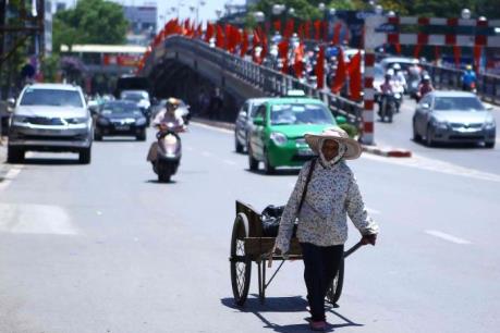 Người dân Thủ đô chật vật chống chọi nắng nóng