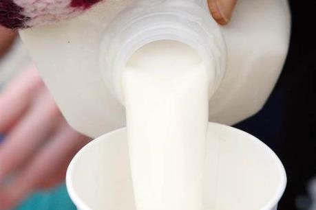 Có nên tiếp tục áp trần giá sữa ?