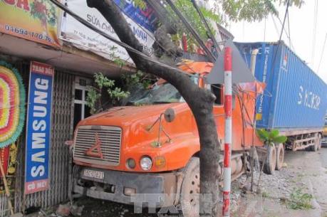 Tài xế ngủ gật, xe đầu kéo lao vào 5 nhà dân ven quốc lộ 10