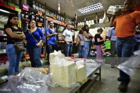 Venezuela phân phát hàng nghìn tấn lương thực cho người dân