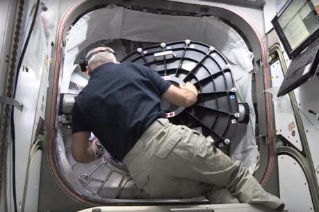 Các nhà du hành lần đầu tiên đặt chân vào ngôi nhà không gian trên ISS