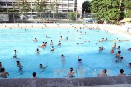 Nguy cơ lây nhiễm bệnh từ nước hồ bơi 