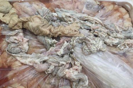 Phát hiện 4 tạ lòng lợn bốc mùi hôi thối đang trên đường tiêu thụ