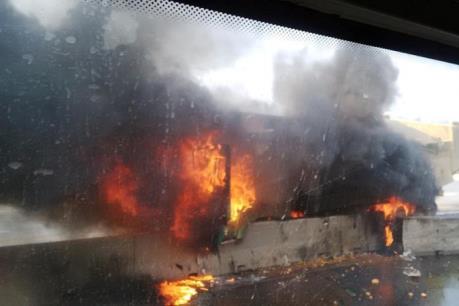 Rơ moóc xe đầu kéo bốc cháy, thiêu rụi 3 xe ô tô