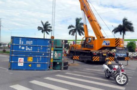 Xe Container lật ngang trên Quốc lộ 10 gây ùn tắc