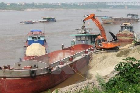 Nhiều bến bãi hoạt động trái phép ven đê sông Hồng và sông Luộc