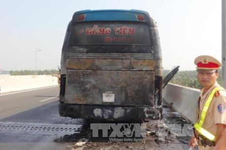 Cháy xe ô tô trên Quốc lộ 39B, 5 người thoát nạn