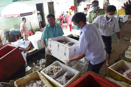 Phát hiện hơn 600 kg thực phẩm bẩn trong khu chợ lớn nhất tỉnh Bình Phước