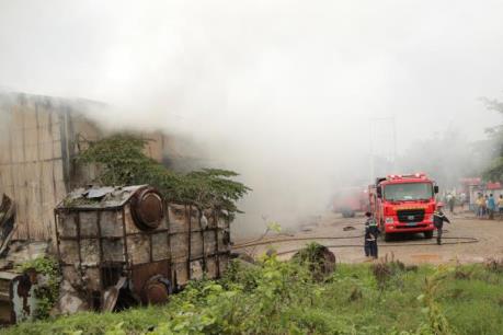 Hỏa hoạn thiêu rụi một xưởng sản xuất giấy tại Bình Dương