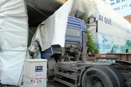 Thành phố Hồ Chí Minh: Xe container mất lái đâm sập nhà dân