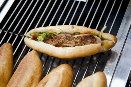 Một người tử vong nghi do ngộ độc bánh mì