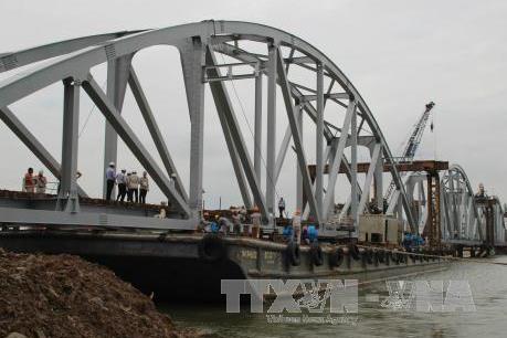 Nối hai bờ sông Đồng Nai sau 3 tháng sập Cầu Ghềnh  