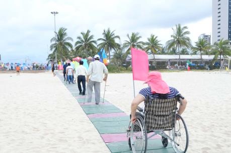 Đà Nẵng đưa vào sử dụng lối lên xuống bãi biển cho người khuyết tật