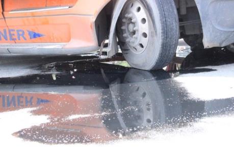 Nữ công nhân bị xe container đâm tử vong khi đang sơn đường