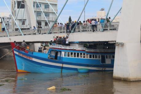 Giải cứu tàu cá mắc kẹt dưới gầm cầu ở Bình Thuận 