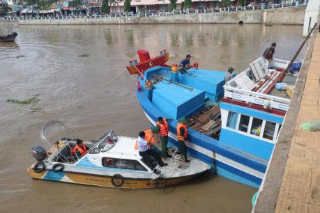 Cứu hộ tàu cá cùng 19 thuyền viên vào bờ an toàn