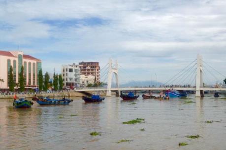 Bình Thuận: Cứu hộ thành công tàu cá mắc kẹt dưới gầm cầu