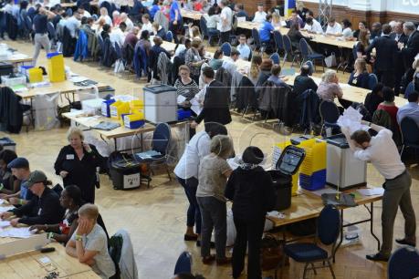 Vấn đề Brexit: Tỷ lệ giữa hai phe bám đuổi liên tục
