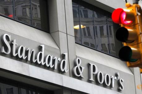 S&P và Fitch đồng loạt hạ mức tín nhiệm của Anh