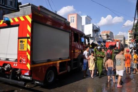 Tp. Hồ Chí Minh: Cháy lớn tại cửa hàng hoa vải sát chợ Bình Tây