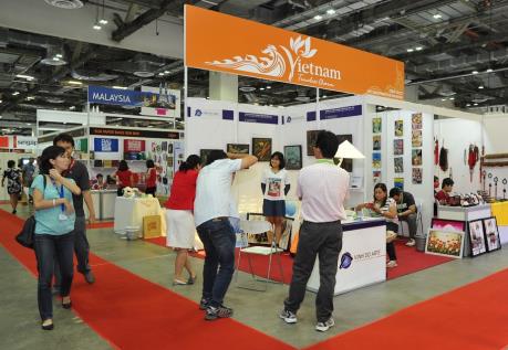 Nhiều quà tặng độc đáo "Made in Vietnam" thu hút khách hàng Singapore