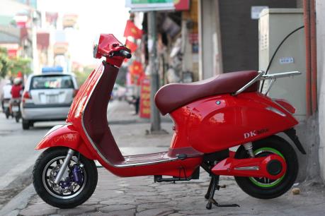 Ít người dân đến trong ngày đầu tiên nộp thuế trước bạ xe máy điện