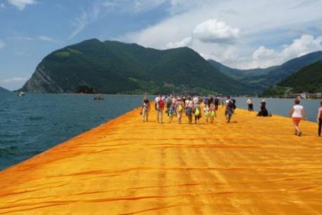 Italy đóng cửa cây cầu phao đi bộ độc nhất vô nhị