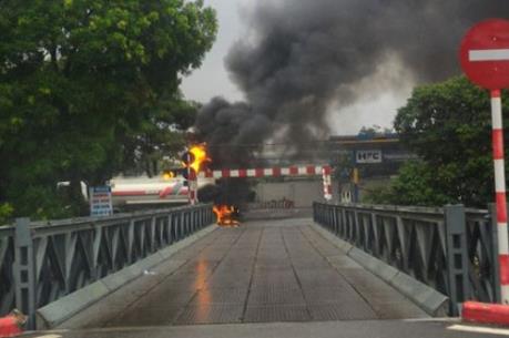 Hà Nội: Cháy lớn tại khu vực cây xăng Đền Lừ